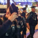 Malgré le retour au calme engagé ce week-end, le dispositif policier des jours précédents est maintenu pour la nuit de lundi à mardi, soit 45'000 policiers et gendarmes, a annoncé la Première ministre Elisabeth Borne, après avoir reçu les groupes ...